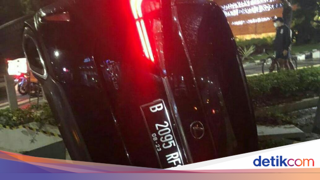 Penampakan Lexus Pelat 'RFS' Ringsek Usai Terguling di Bundaran Senayan - detikNews