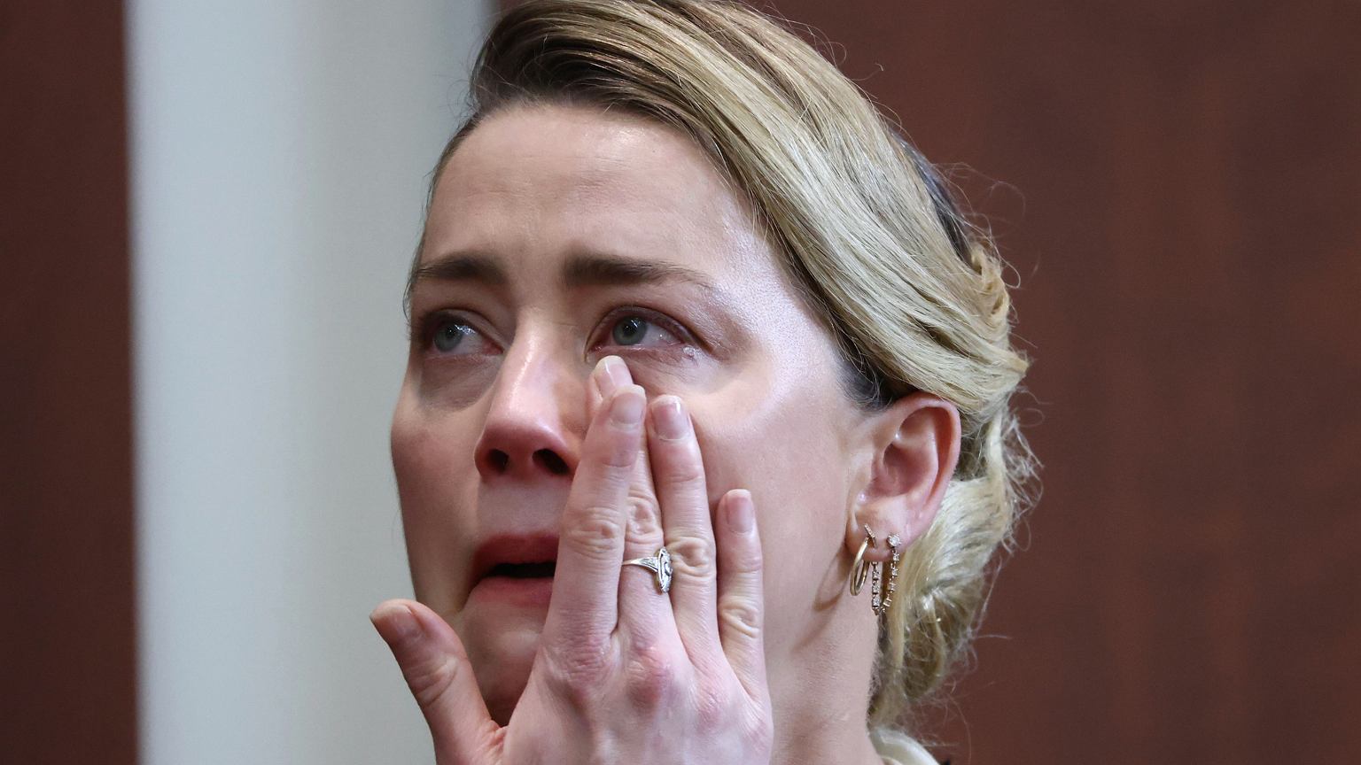Amber Heard sztucznie wywołuje łzy? Ma pocierać oczy specjalną substancją. Tiktokerka przeanalizowała nagranie - Plotek.pl
