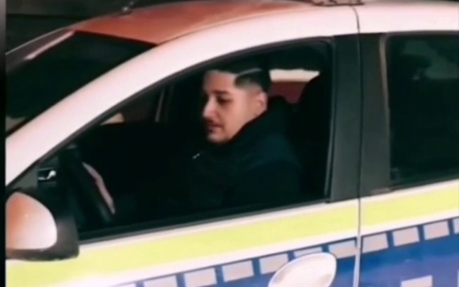 Tânărul care apare în clipul de pe TikTok la volanul unei maşini de poliţie, reţinut pentru 24 de ore - G4Media.ro