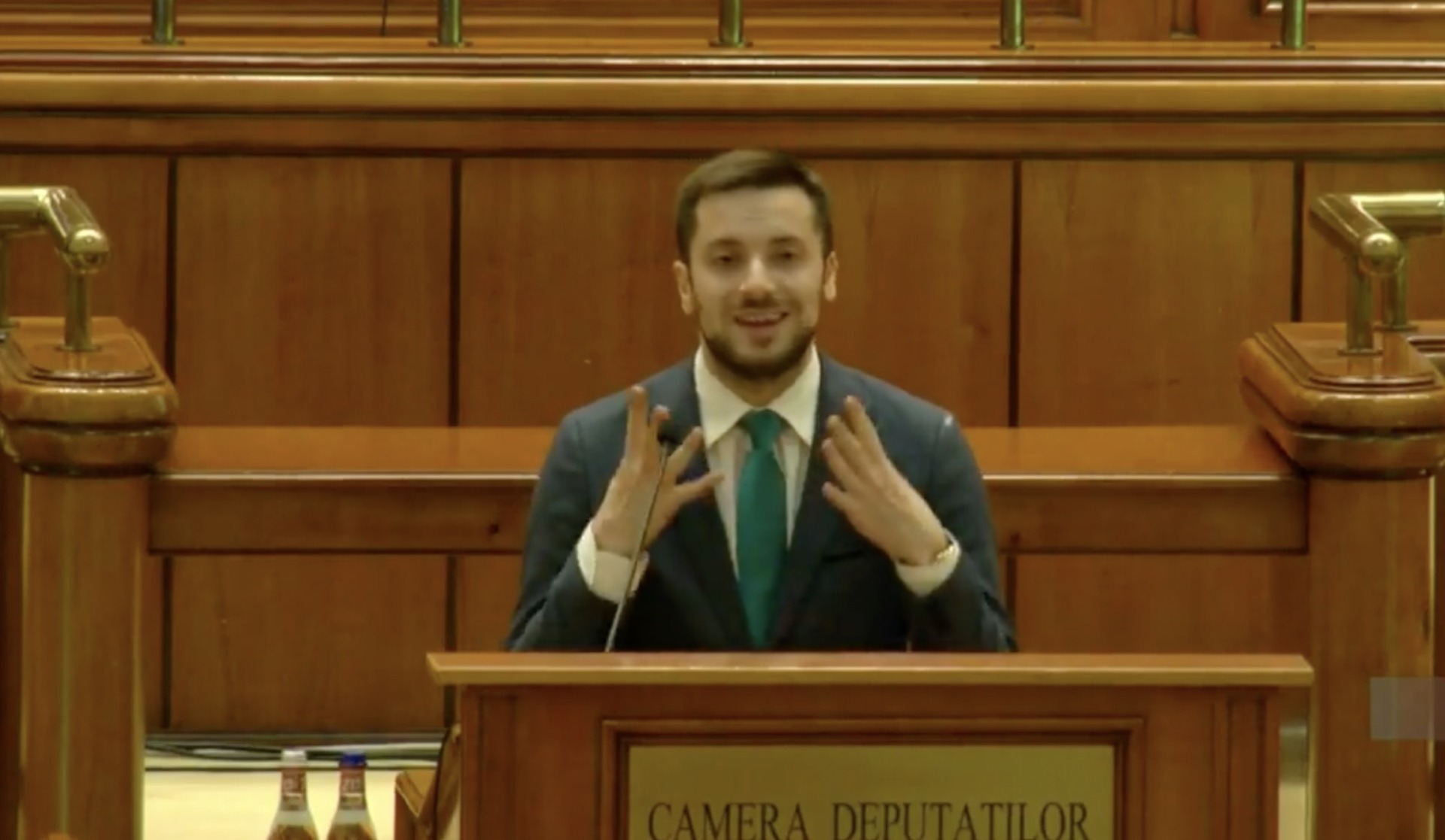 VIDEO Deputatul USR de Iași Filip Havârneanu, beat în Parlament? Colegii l-ar fi trimis acasă, dar el a ținut să ia cuvântul la tribuna Parlamentului pentru a relata despre ceea ce a văzut în Ucraina - G4Media.ro