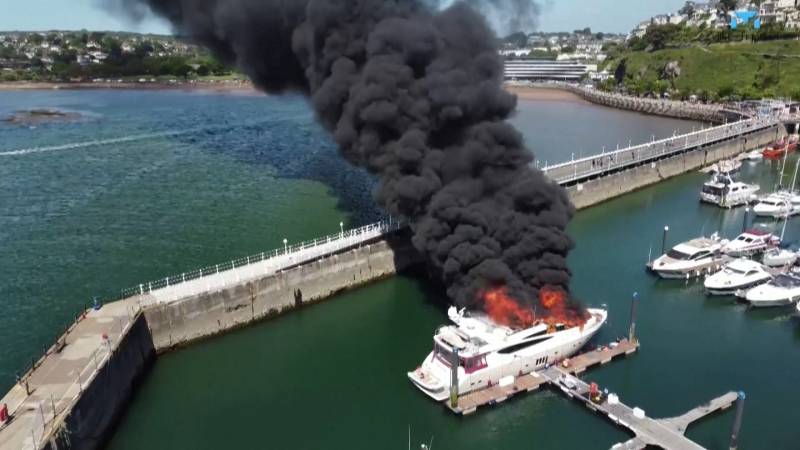 Superjacht van 6 miljoen pond gezonken na brand in Engelse haven - NOS