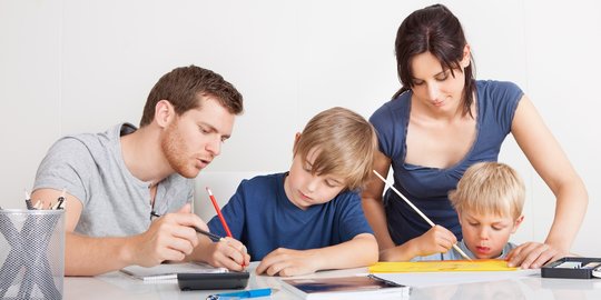 7 Cara Mendidik Anak Supaya Pintar dan Kreatif, Orang Tua Harus Paham | merdeka.com - merdeka.com
