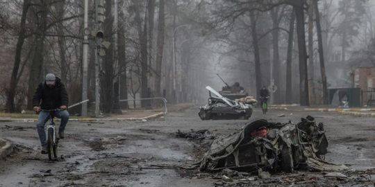 Mayat Bergelimpangan di Jalan dan Ratusan Orang Dikubur Massal di Ukraina | merdeka.com - Merdeka.com