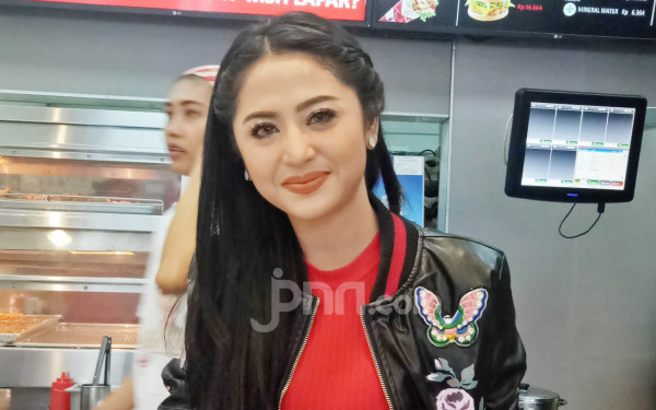 Dewi Perssik Ungkap Honor Duel Tinju dengan Nikita Mirzani, Ternyata Sebegini - JPNN.com