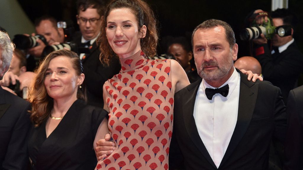 Cannes 2022 : Doria Tillier se la joue à la Mireille Darc avec sa robe ouverte presque jusqu'aux fesses - Closer France