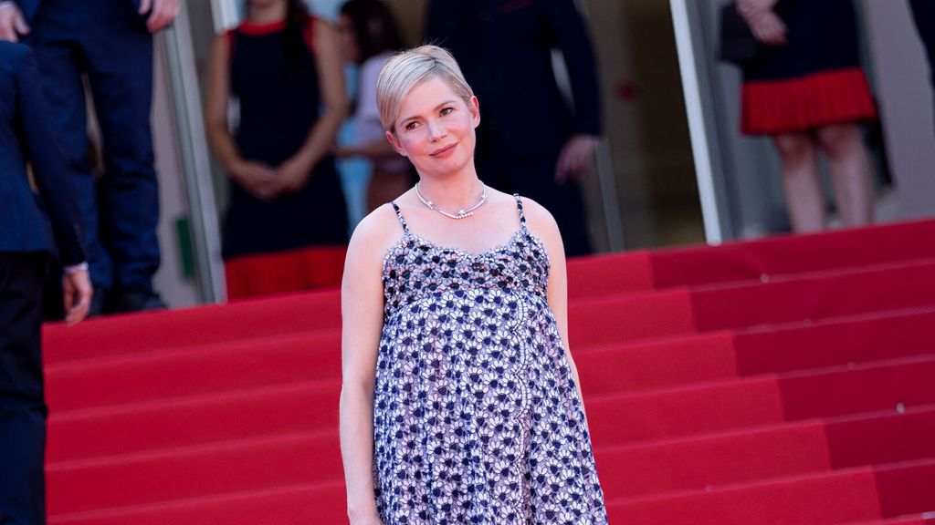 Cannes 2022 : sur le point d'accoucher, Michelle Williams monte les marches dans une longue robe Chanel - Closer France