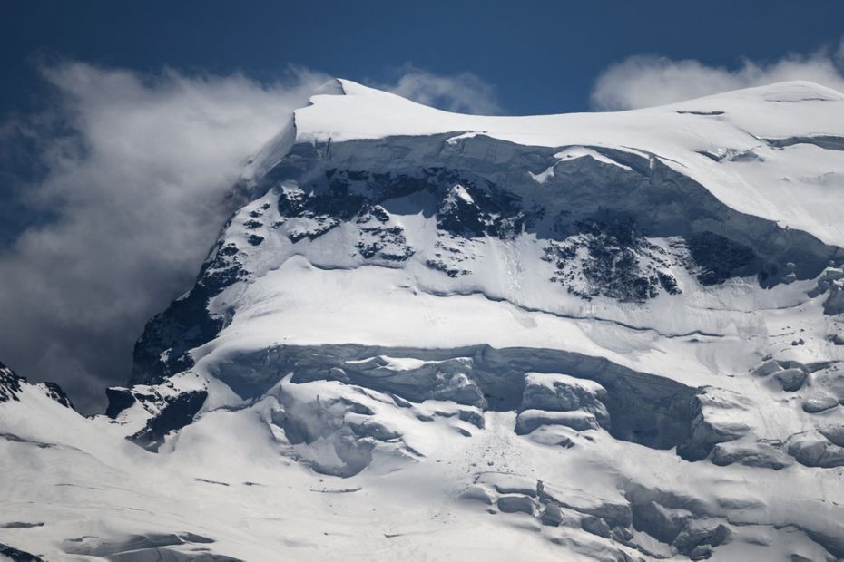 Alpes suisses : deux morts et neuf blessés après une importante chute de blocs de glace, une alpiniste française parmi les victimes - France 3 Régions
