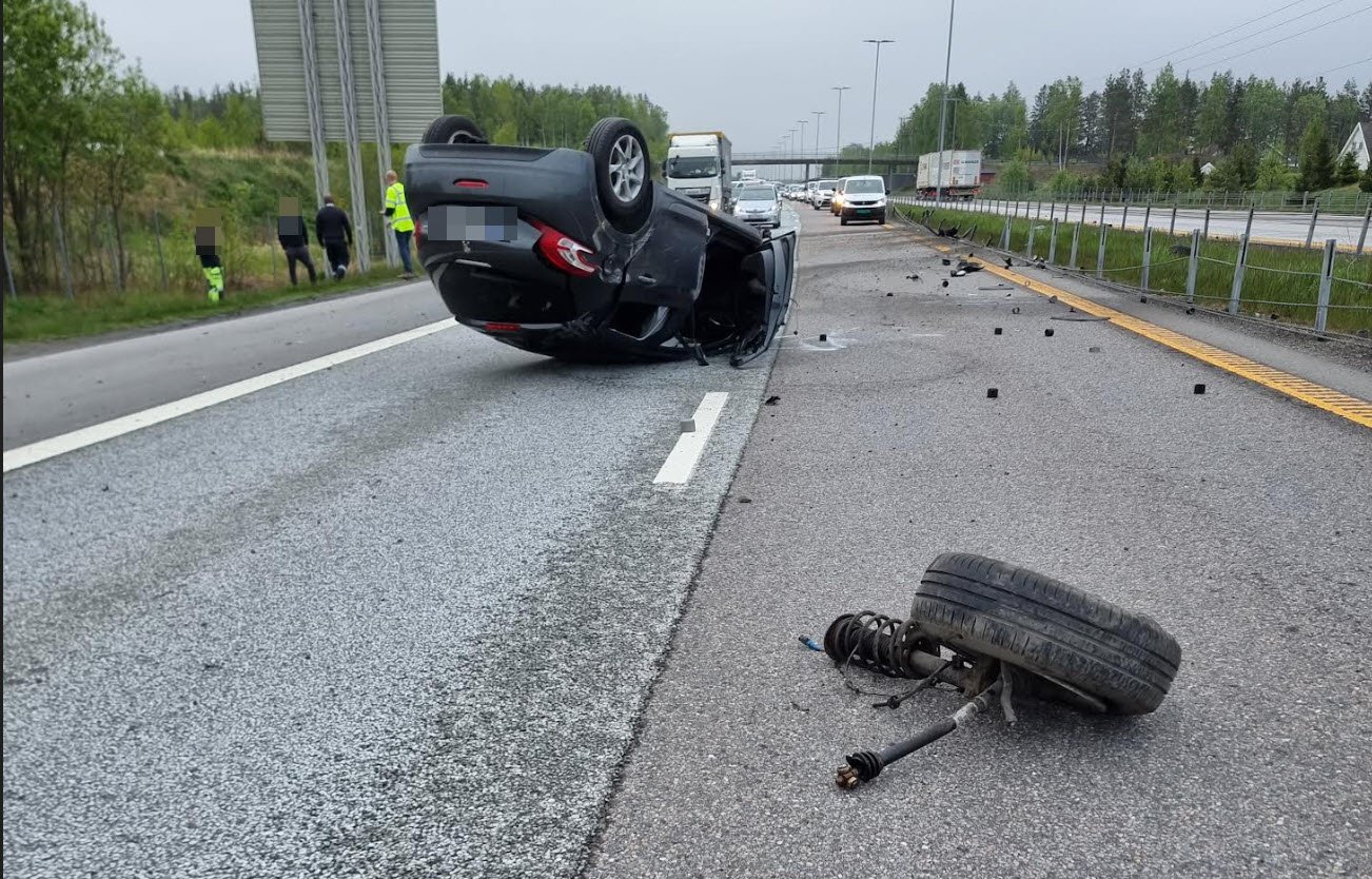 Ulykke på E6 nord ved Jonstenkrysset: – Bil på taket - Fredrikstad Blad
