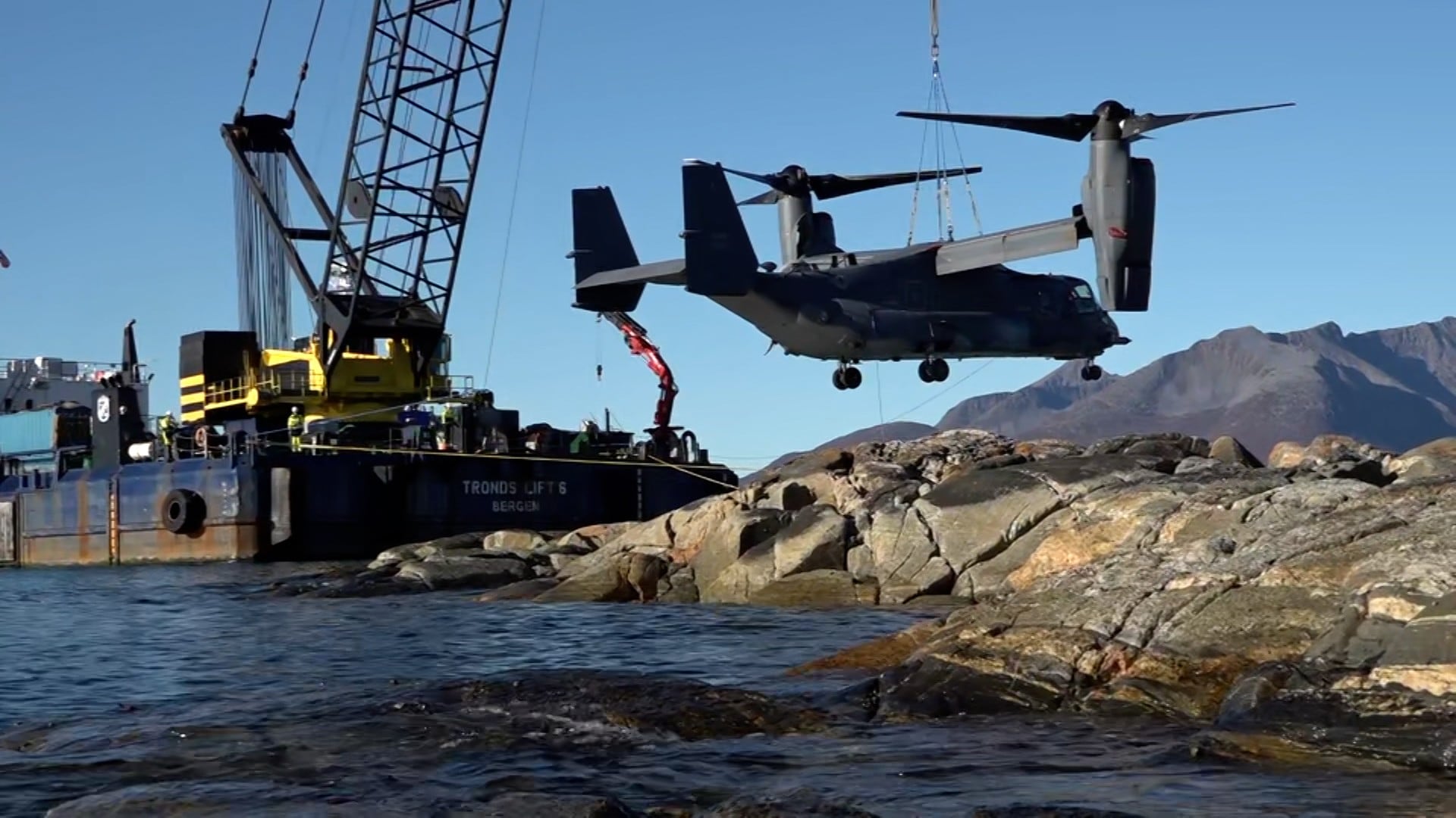 Her berges det amerikanske helikopterflyet som har vært strandet i seks uker: – Krevende - NRK