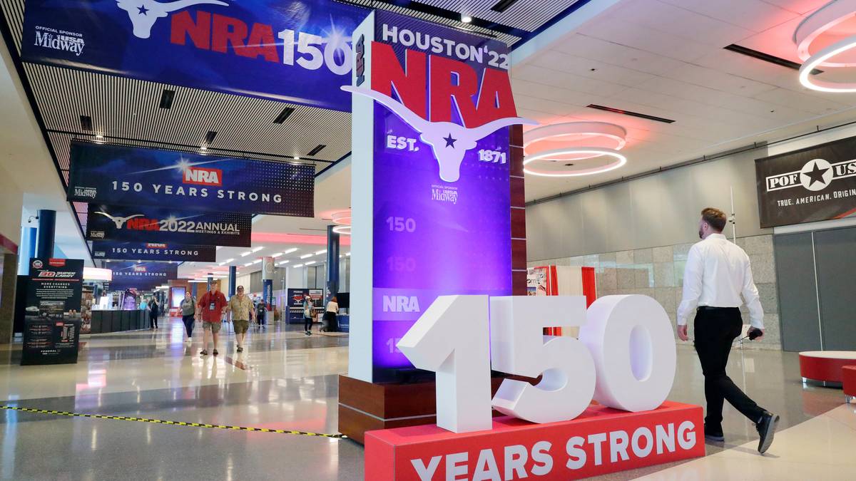 Raser mot våpenkonferanse i Texas bare dager etter skolemassakren - NRK