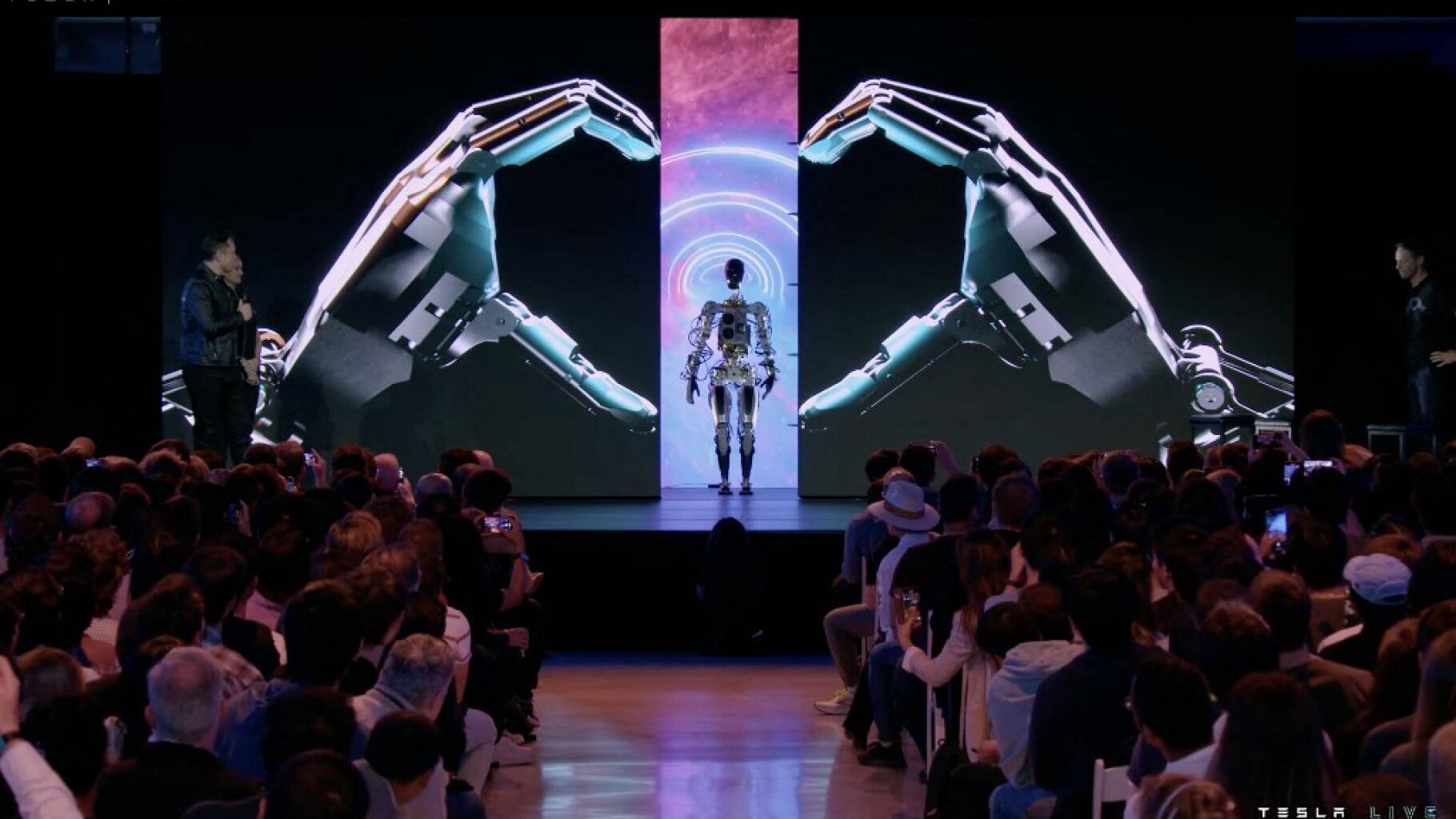 Elon Musk et Tesla lancent Optimus, un robot humanoïde qui « transformera la civilisation » - Le HuffPost