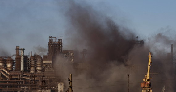 Azowstal płonie. Zakłady w Mariupolu zostały ponownie zbombardowane - RMF 24