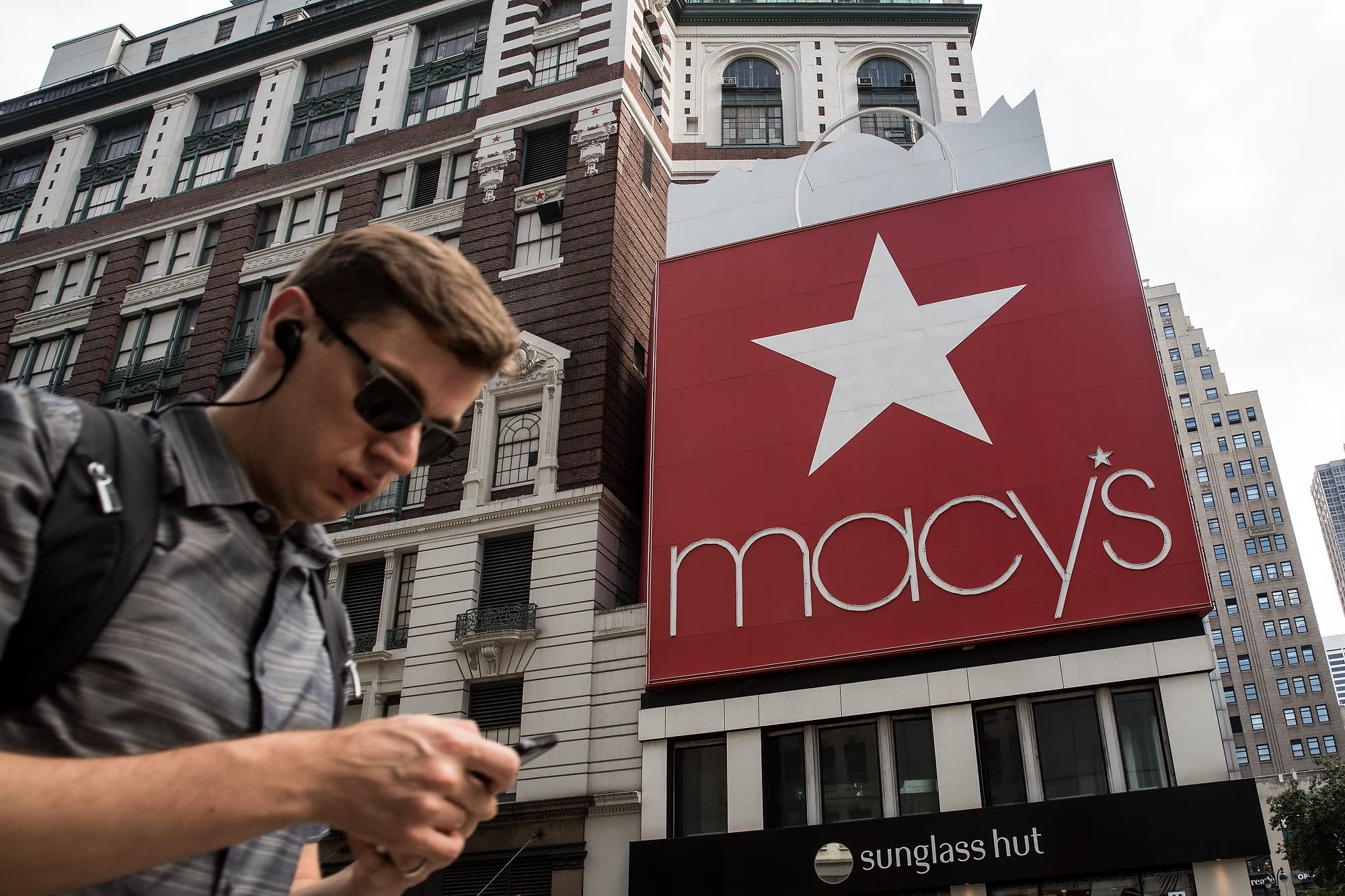 Here's why Macy's isn't splitting its online business from its stores - CNBC