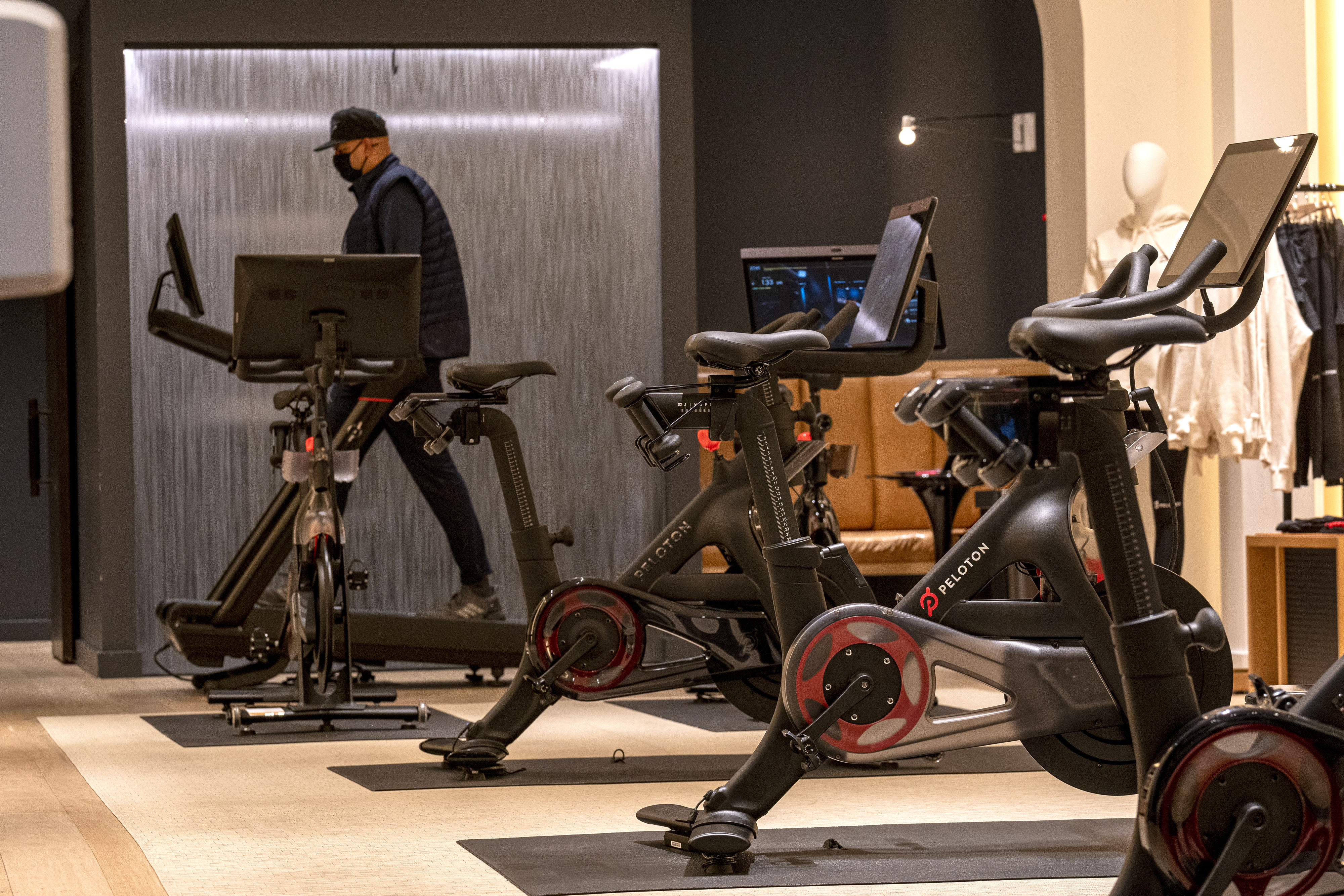 Peloton hit by major outage, company says it's investigating the issue - CNBC