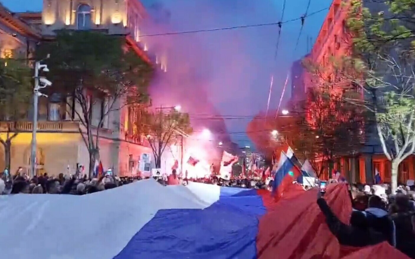 VIDEO Mii de sârbi au manifestat la Belgrad în sprijinul Rusiei şi împotriva NATO - STIRILEPROTV.RO