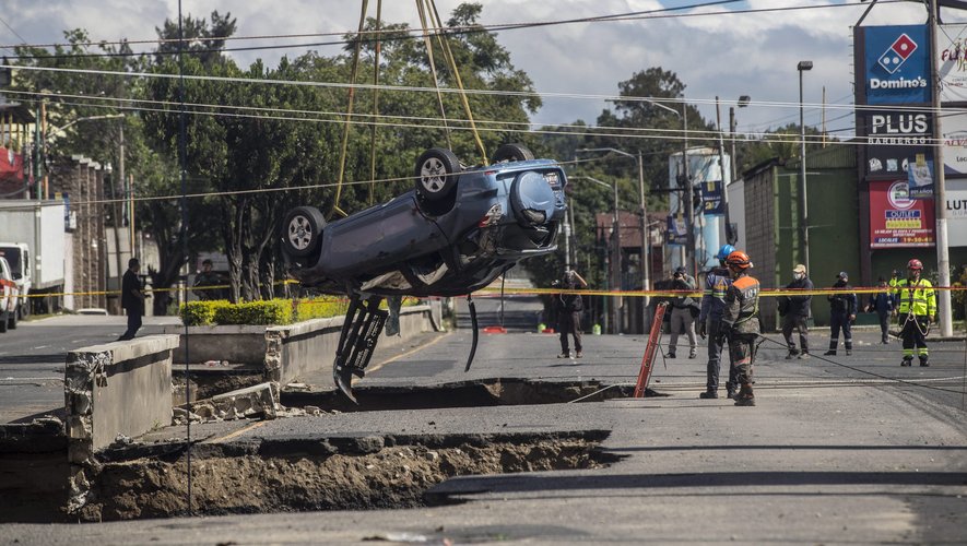 Deux gouffres de 15 m s'ouvrent soudainement au beau milieu d'une route au Guatemala : plusieurs personnes ava - Midi Libre