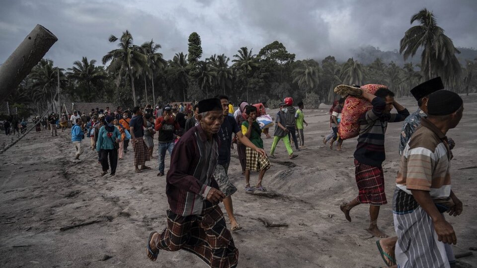 Indonesia: al menos 14 muertos por la erupción de un volcán - Página 12