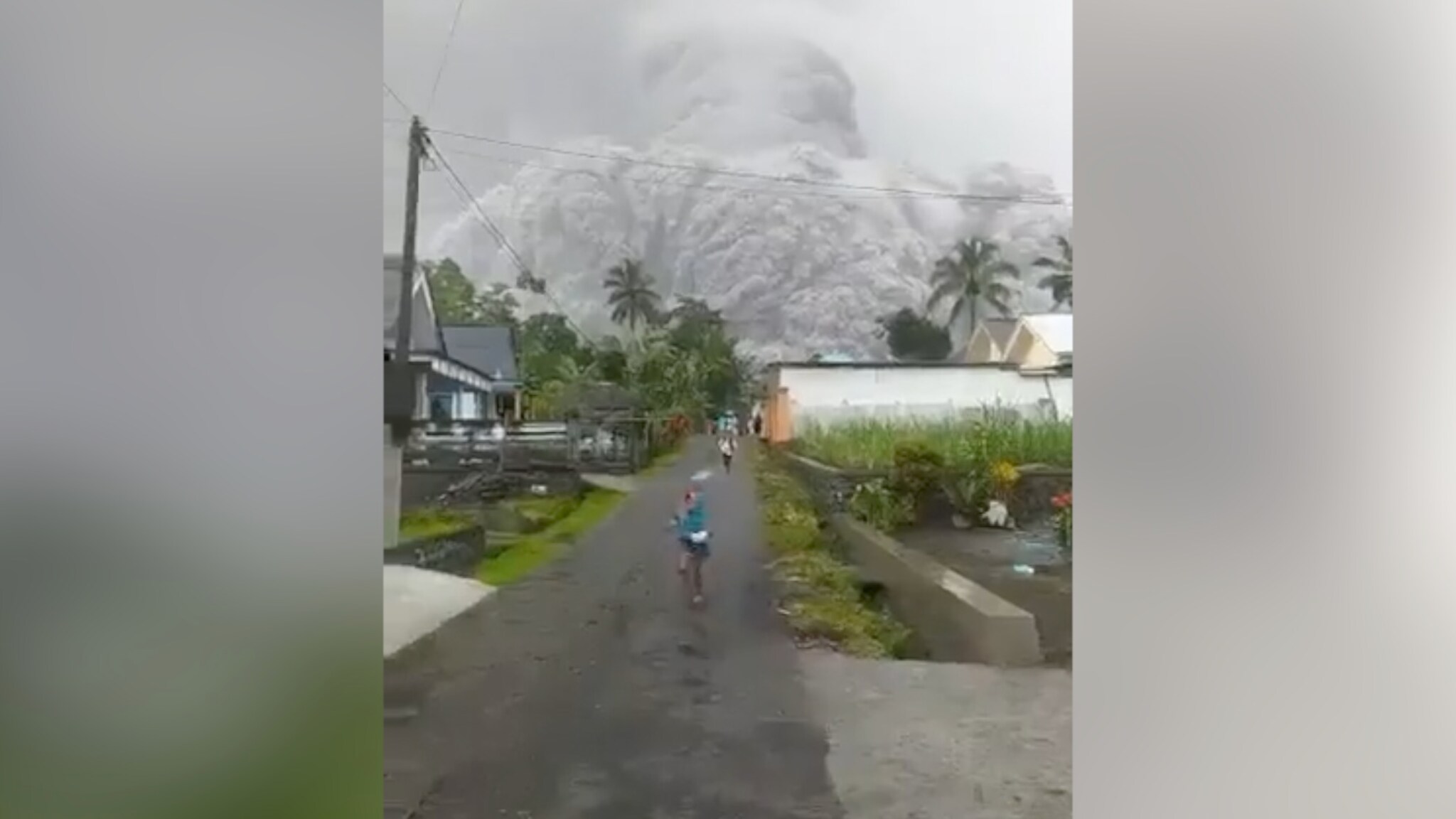 Vulkanutbrudd i Indonesia: Flere døde og landsbyer dekket i aske - VG