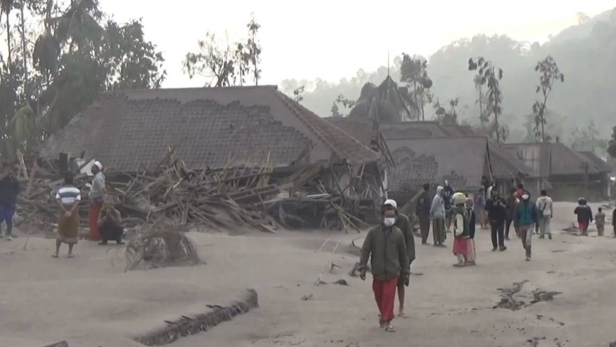 Indonesia: al menos 14 muertos y miles de refugiados por la erupción de un volcán - ámbito.com