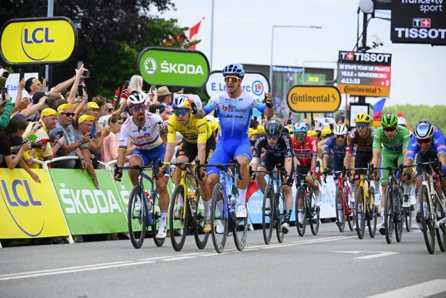 Dylan Groenewegen vainqueur de la troisième étape du Tour de France, Wout van Aert garde son maillot jaune - L'Équipe