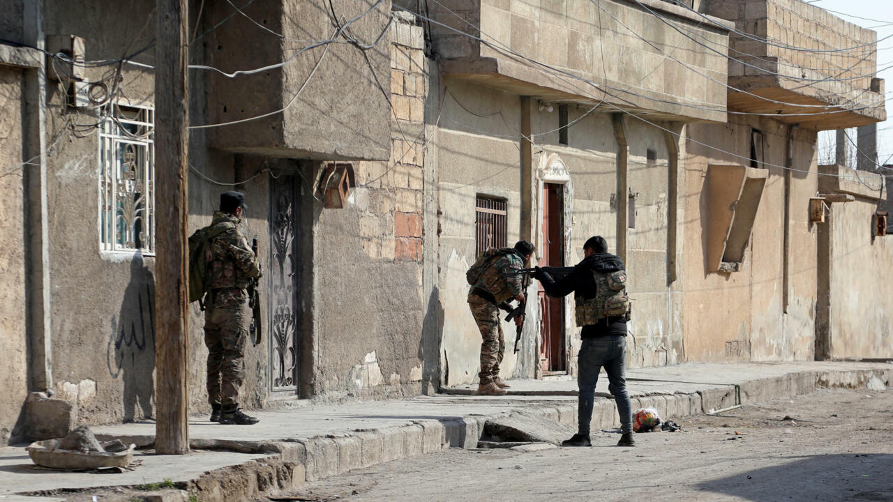 Syrie : les combats font rage entre forces kurdes et l'EI après l'attaque d'une prison - FRANCE 24