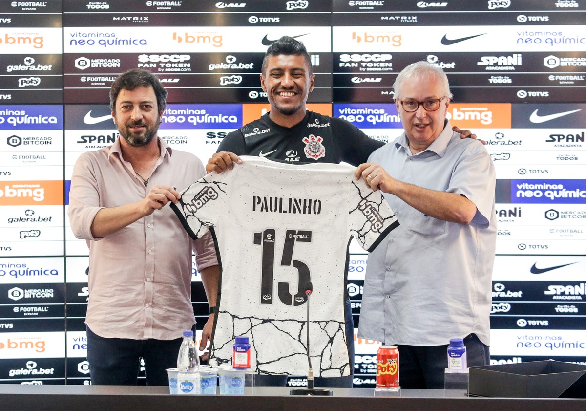 Paulinho é apresentado no Corinthians, explica passagem relâmpago na Arábia e diz: 