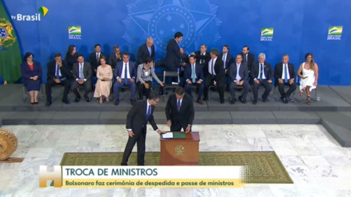 Bolsonaro faz ato de despedida de ministros que devem disputar eleições e dá posse a substitutos - Globo.com