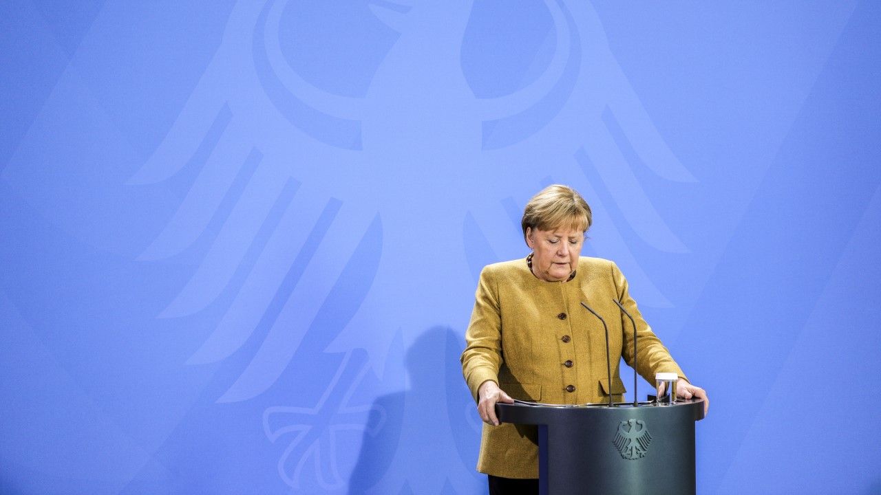 Ambasador Ukrainy Andrij Melnyk w wywiadzie dla „Sueddeutsche Zeitung” przekonuje, że b. kanclerz Angela Merkel mogła zapobiec obecnej wojnie. - TVP Info