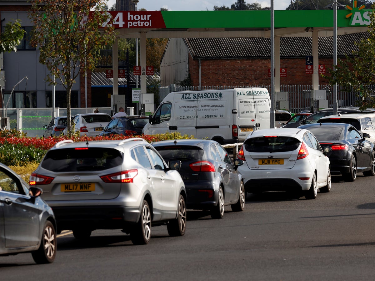 Fuel crisis UK- live: Forecourts ration petrol over panic buying amid fears Christmas supply chaos unavoidable - The Independent
