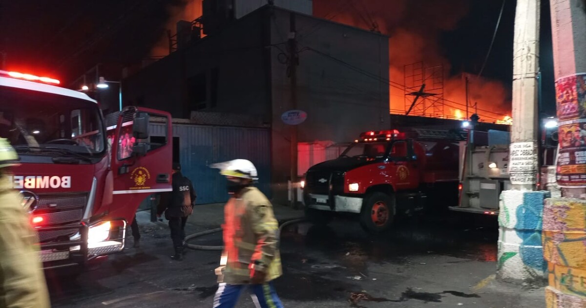 Se registra fuerte incendio en fábrica de Iztapalapa - ADN 40
