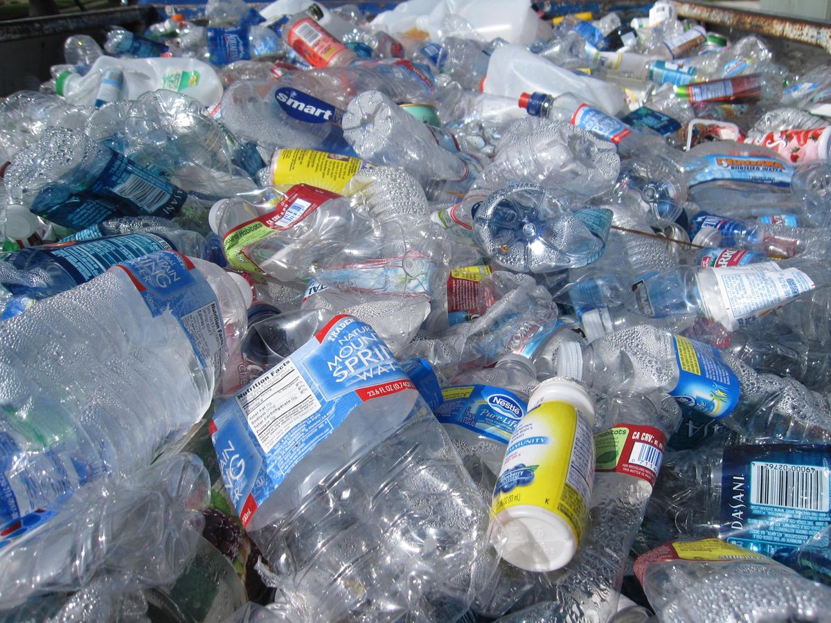 Polska importuje tony plastikowych śmieci. Mamy za mało własnych - Money.pl