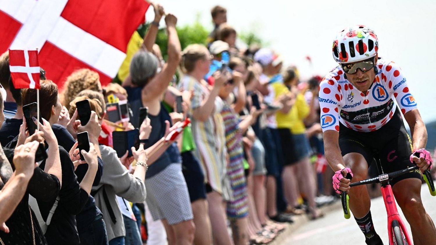 DIRECT. Tour de France 2022 : le Danois Magnus Cort Nielsen seul à l'avant, le peloton gère l'écart... Suivez la course entre Vejle et Sonderborg - franceinfo