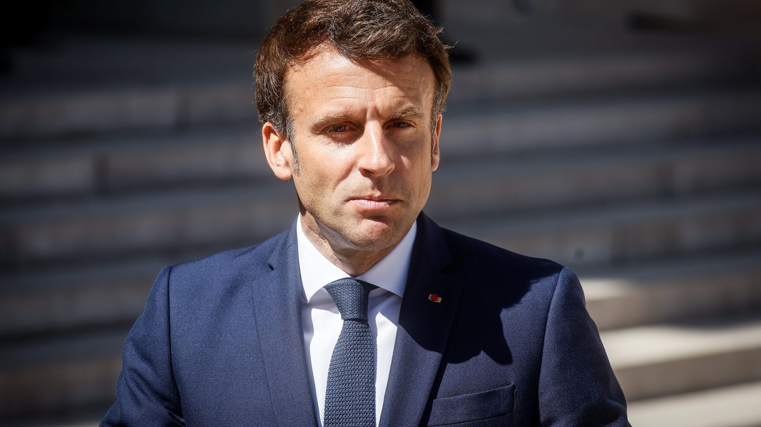 Reporter le plus longtemps possible la nomination d'un nouveau gouvernement est une stratégie d'Emmanuel Macron, assure son entourage - franceinfo