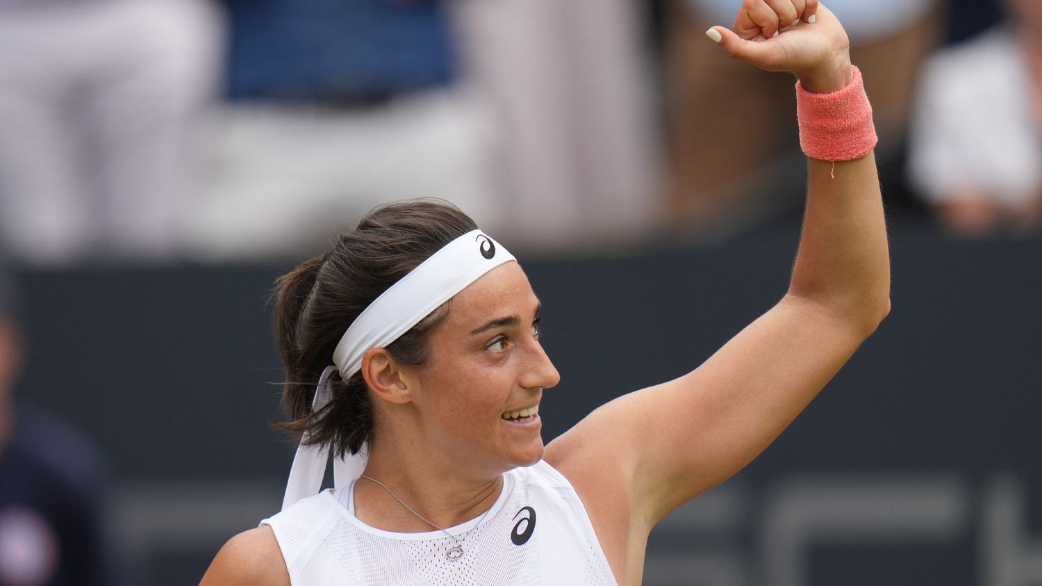 Tennis : Caroline Garcia élimine la n°1 mondiale Iga Swiatek en quart de finale à Varsovie - franceinfo