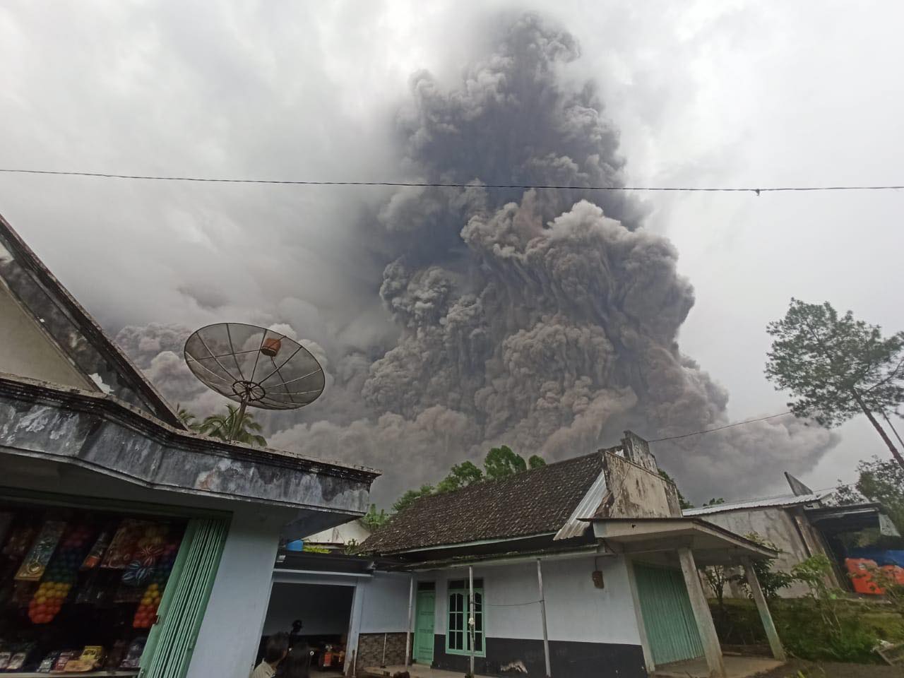 Apocalittica eruzione del vulcano Semeru in Indonesia: migliaia di persone in fuga, si temono molti morti – FOTO e VIDEO - Meteo Web