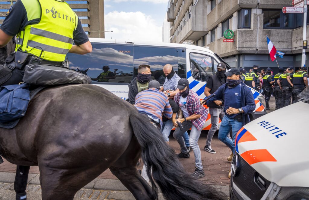 Tien mensen aangehouden om poging doodslag na protesten van boeren in Oost-Nederland - Metronieuws.nl