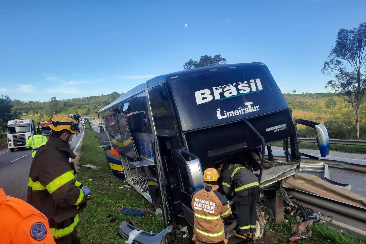 BR-381: acidente envolvendo 44 pessoas deixa um morto e um ferido em Minas - O Tempo