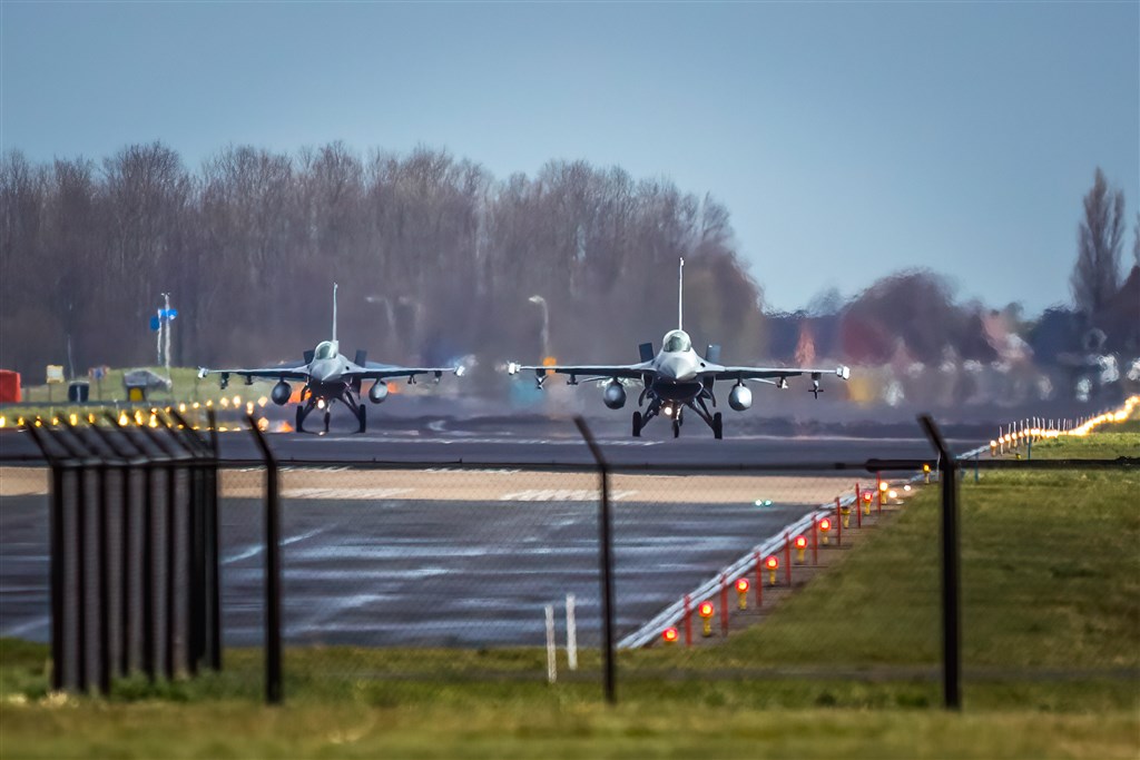 F-16's onderscheppen vliegtuig boven Nederland na bommelding - RTL Boulevard