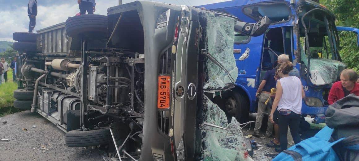 Bus met Nederlanders verongelukt in Ecuador: 2 doden, 12 gewonden - RTL Boulevard